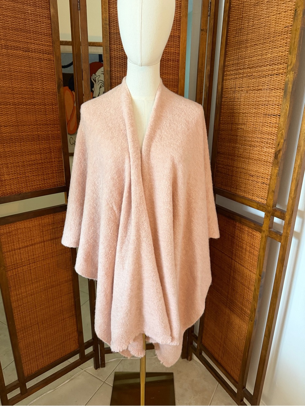Beryll cashmere Plush Open-Front Poncho in Soft Pink